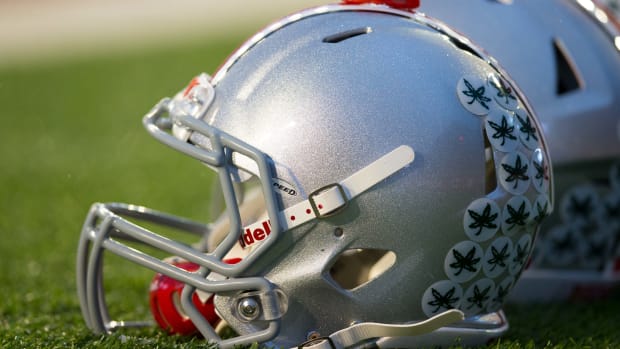 Ohio-State-Buckeyes-Helmet-2